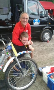 I když nezávodí, Karel Kadlec v plochodrážních depech nechybí