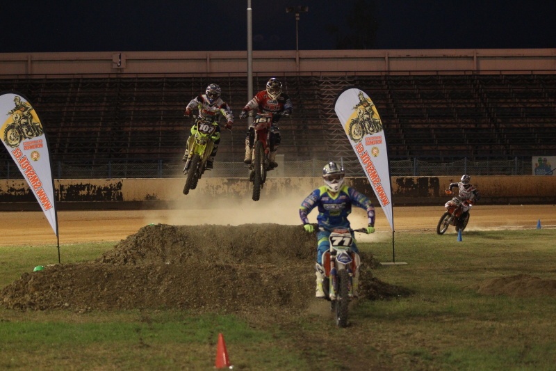 Motokrosaři se postarali o vložený program