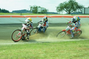 Daniel Šilhán (15) se pere s Josephem Thompronsem (bílá), Karolem Zupinskim (ČB) a Kacperem Makowskim (modrá)