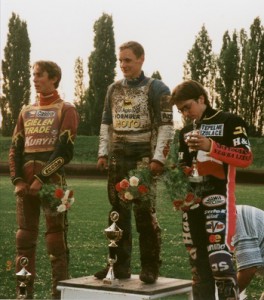 Šampionát juniorů anno domini 1998 vyvrcholil ve Slaném - na pódiu stojí Pavel Navrátil, Josef Franc a Radek Smolík