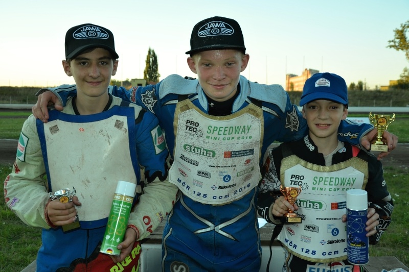 Jan Kvěch, Petr Chlupáč a Pavel Kuchař stojí na stupních vítězů