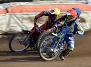 Ondřej Smetana (červená) při přeborovém duelu s Adamem Fenclem (žlutá) a Martinem Málkem (modrá)