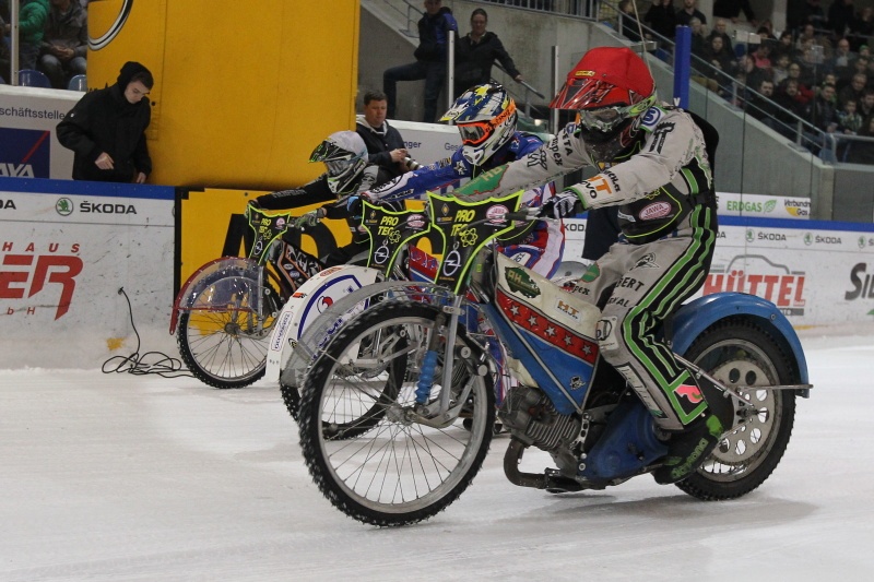 Drift-on-Ice kombinuje show a závodění a tradičně přivádí na start české závodníky - na snímku je Hynek Štichauer