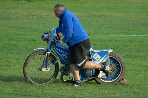 Eduard Krčmář pospíchá s motocyklem svého syna po přerušení rozjížďky s číslem dvě