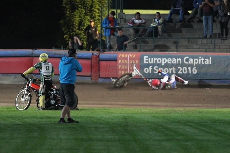 Jeden z klíčových momentů - Zdeněk Holub stojí ve čtrnácté jízdě se zadřeným motorem, zatímco Ján Mihálik si po pádu pro jeden bod ještě přiběhne