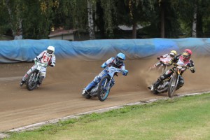 Jakub Jamrog (modrá) jde do vedení před Hynka Štichauera (bílá), Martina Málka (červená) a Zdeňka Holuba (žlutá) 