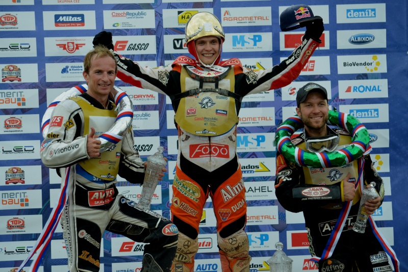 Rune Holta, Emil Sajfutdinov a Martin Smolinski stojí na stupních vítězů