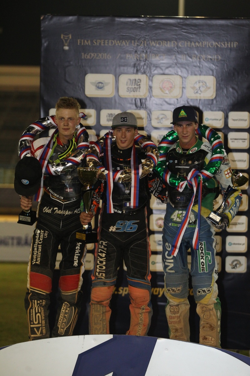 Patrick Hansen, Dimitri Berge a Max Fricke na stupních vítězů