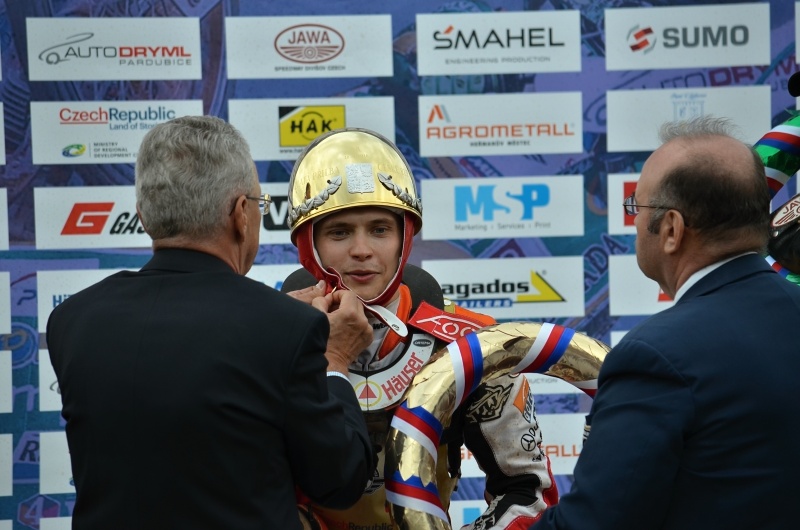 Pavel Lejhanec dekoruje svým klenotem Emila Sajfutdinova