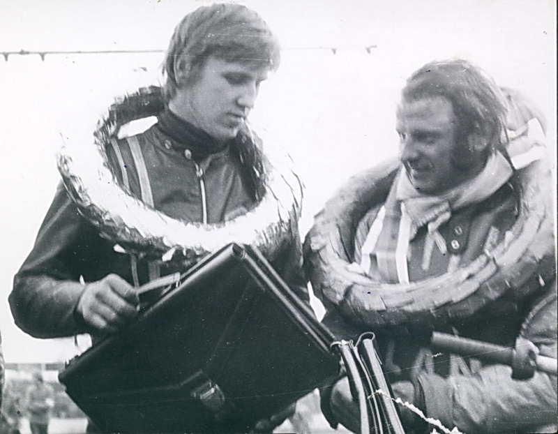 Štancl Speedway Academy může být pro dnešní kolibříky vstupenkou na stupně vítězů velkých závodů - jejich profesoři Jiří Štancl a Miroslav Rosůlek jim jsou vzorem i na snímku ze slánského finále šampionátu jednotlivců v dubnu 1972
