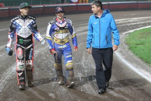 Pavel Ondrašík přivádí Grega Hancocka a Emila Sajfutdinova před hlavní tribunu, aby divákům vysvětlili, proč se dále nepojede