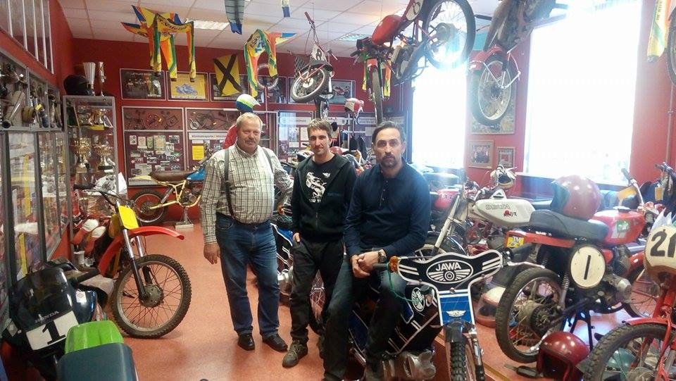 Martin Málek s klubovými funkcionáři a českými motocykly v Rize