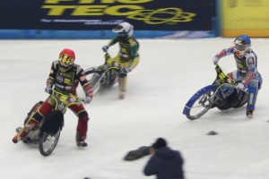 Sergej Malyšev (červená) ujíždí Zdeňku Holubovi (modrá) a Stanislavu Mělničukovi (bílá)
