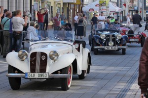 Automobily Aero 30 se řadí na čelo kolony