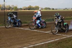 Start první rozjížďky plochodrážníků: zleva Petr Pozdník, Michal Krejčí a Richard Berger