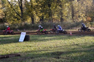 Typický obrázek závodu flat tracku: Daniel Plecháč na čele před Jiřím Krausem, Martinem Haklem, Michalem Hlouškem a Jakubem Matějíčkem