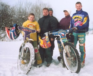 Jak dokládá snímek, Zdeněk Simota a Zdeněk Holub mají se šroubky bohaté zkušenosti