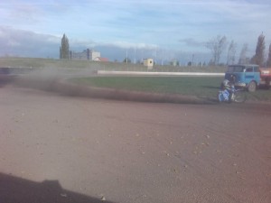 Roman Čejka prohání plochodrážní motocykl