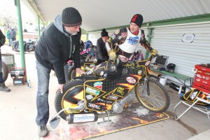 Martin Málek - na snímku s mechanikem Vladimírem Šímou - má jasno o polské lize, ale o české extralize nikoliv