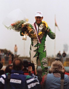 Simon Wigg stojí v říjnu 1996 na nejvyšším stupínku pražského challenge