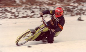 Dva týdny po návratu z Madonny di Campiglio se Jaromír Lach prohání po zamrzlé hladině Dolního rybníku ve Svitavách