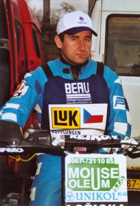 V Berlíně roku 2002 pózuje Jaromír Lach už s českou vlajkou na vestě, avšak svého největšího úspěchu v ledařském MS dosáhl coby reprezentant SMF