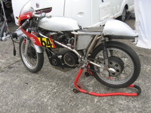 Silniční závodní motocykl s plochodrážním motorem Jawa 892 v raném stadiu svého vývoje