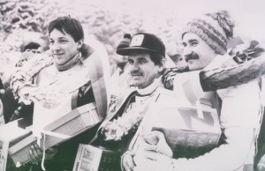 Svratouch, únor 1991, stupně vítězů druhého mistrovského závodu sezóny: zleva Jiří Hurych, Stanislav Dyk a Jaromír Lach