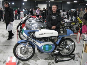 Chris Wilkinson u své Suzuki 250