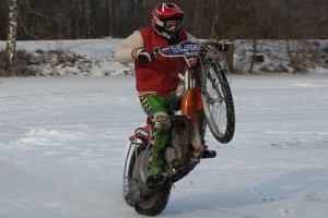 Matyáš Hlaváček si užívá jízdu na ledu