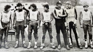 Pražské céčko ve druholigovém závodě v Čakovicích v dubnu 1985: zleva Karel Dušek, Jaroslav Pavelka, Pavel Koten, Daniel Boháč, Jan Hruška a Radomír Semela