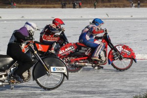 Jan Klatovský (modrá) se v rozjížďce s číslem jedna ujímá vedení před Lukášem Hutlou (červená) a Lukášem Volejníkem (modrá)