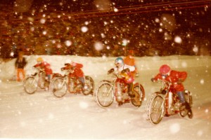 Roku 1978 hostil Inzell semifinále světového šampionátu a Jiří Svoboda je zde zachycen ve sněhové vánici ve společnosti třech Rusů