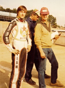 Jan Hruška při prvém závodě své kariéry v Pardubicích spolu se Zbyňkem Novotným a Milanem Špinkou