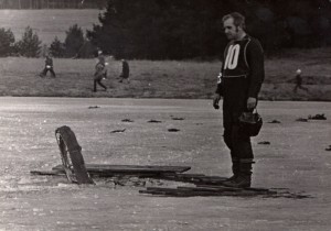 Bohumír Bartoněk  stojí v březnu 1975 ve Svratouchu u svého nešťastného motocyklu, aniž by tušil, že se postará o vznik nového pravidla o síle ledu