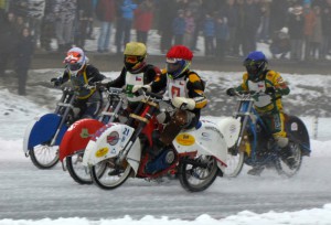 Jan Pecina (červená) letí před Roberta Růžičku (žlutá), Davida Lizáka (bílá) a Martina Běhala (modrá)