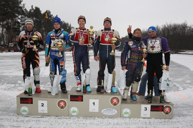 Stupně vítězů: zleva Markus Jell, Luca Bauer, Lukáš Hutla, Radek Hutla, Jan Klauz a Lukáš Volejník