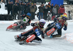 Lukáš (bílá) a Radek Hutlovi (žlutá) ujíždějí Robertu Růžičkovi (modrá) s Davidem Lizákem (červená)