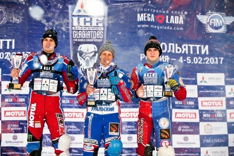 Dmitrij Koltakov, DMitrij Chomicevič a Dinar Valejev na stupních vítězů