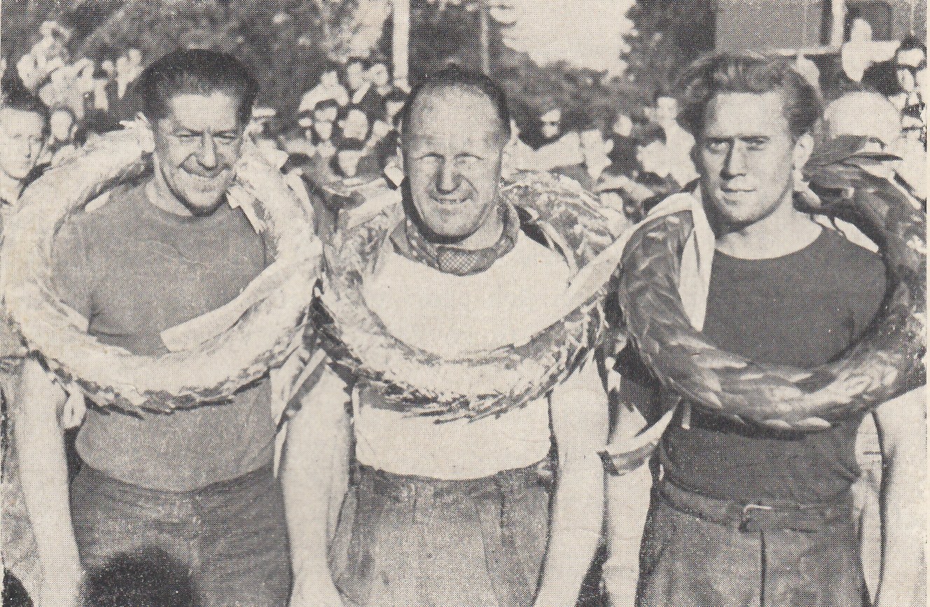 Pódium prvního závodu na ovále v Pavlovicích: zleva Jaroslav Volf starší, Hugo Rosák a Richard Janíček