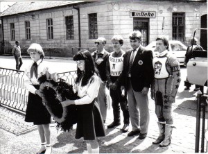 V sedemdesiatych a osemdesiatych rokoch minulého storočia patrilo k pretekom kladenie venca na Námestí SNP. Na obrázku sprava Jiří Štancl, tajomník pretekov Milan Macko, Pavol Tonhauzer a technický komisár Anton Otrh v roku 1984