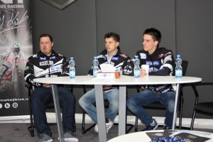 Milan Mihule, Tomáš Topinka a Matěj Kůs jsou vystaveni pohledům zvědavých žurnalistů