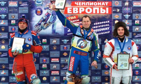 Eduard Krysov, Nikolaj Krasnikov a Dmitrij Soljanikov stojí na stupních vítězů