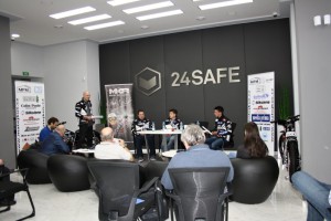 Moderátor Roman Hájek se dostal ke slovu prakticky jen v úvodu