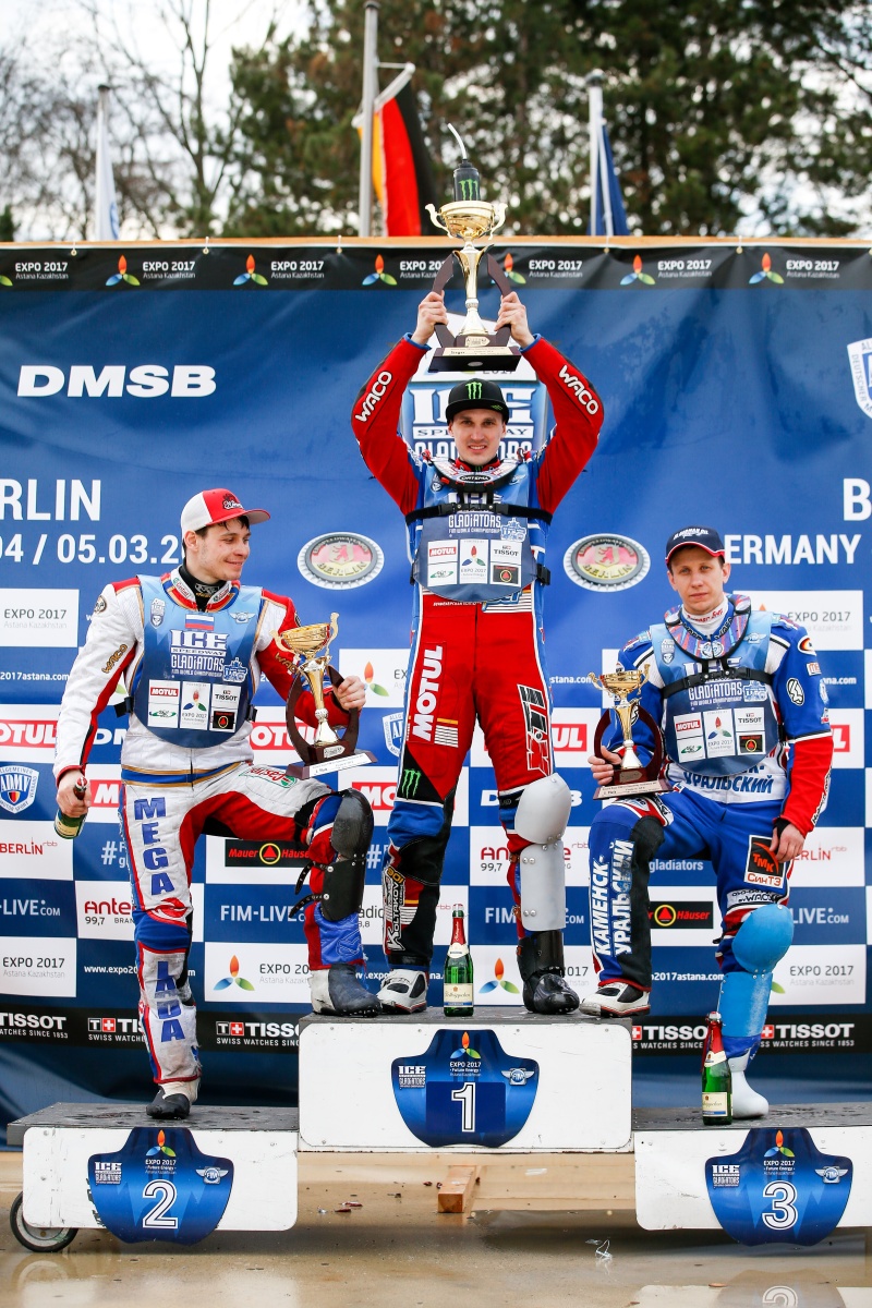 Igor Kononov, Dmitrij Koltakov a Dmitrij Chomicevič stojí na stupních vítězů