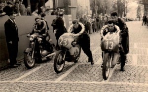 Jaroslav Pták se s číslem třináct chystá k čestnému kolu v Nepomuku roku 1967