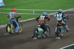 Josef Franc (4) míří do čela před Martina Mejtského (6) a Martina Málka (9)