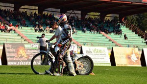 Jozef Mihálik kráčí do depa po boku svého bratra Jána s jeho ztichlým motocyklem