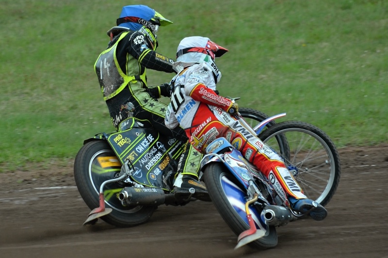 Richard Geyer (modrá) v tuhému duelu s Davidem Pacalajem (bílá)