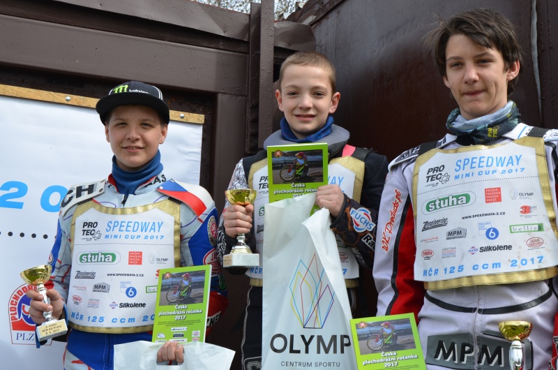 Kolibříci z prvního závodu šampionátu stopětadvacítek byli před čtrnácti dny prvními čtenáři nové ročenky